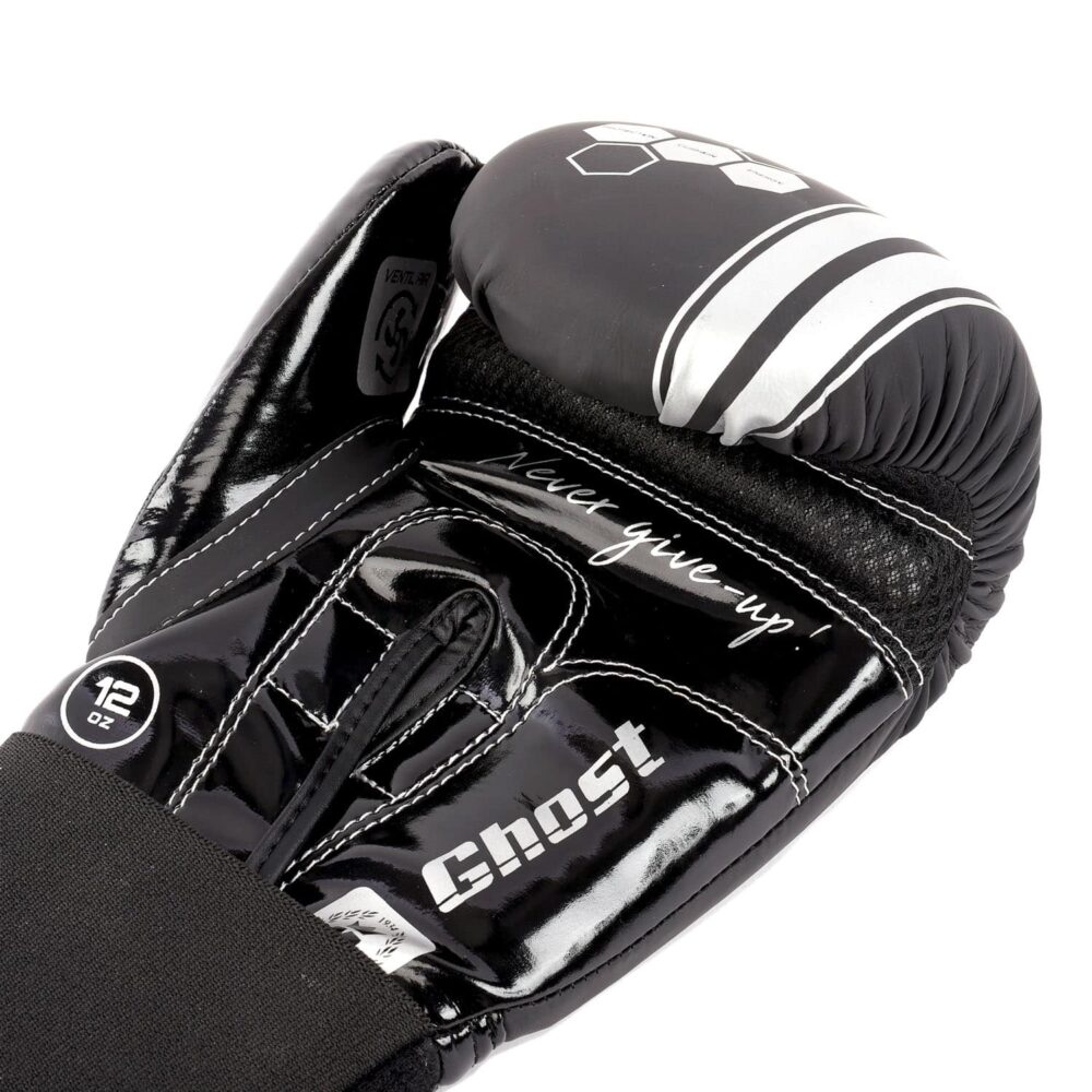 Design intérieur ergonomique du gant GHOST BlackCode avec système Roll Gripp’, pour une excellente fermeture du poing.