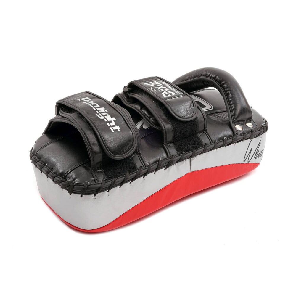 Pao rouge incurvé Montana PAOLIGHT en cuir de buffle, poignée rivetée, serrage double scratch et insert multi-densité pour un excellent amorti.