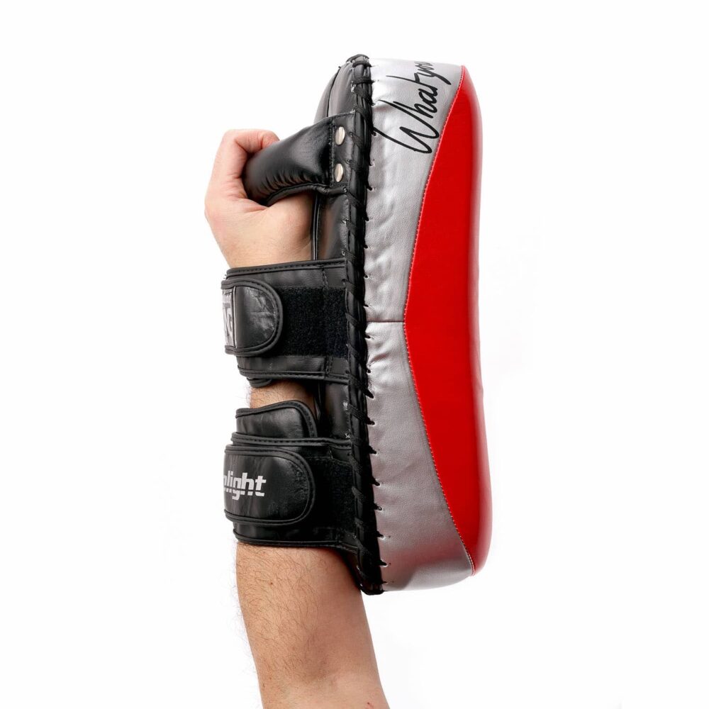 Pao rouge incurvé Montana PAOLIGHT en cuir de buffle, poignée rivetée, serrage double scratch et insert multi-densité pour un excellent amorti.