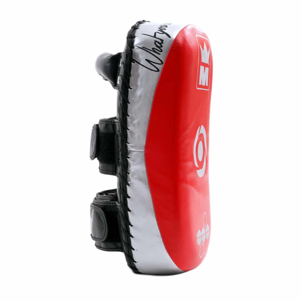Pao rouge incurvé Montana PAOLIGHT en cuir de buffle, poignée rivetée, serrage double scratch et insert multi-densité pour un excellent amorti.