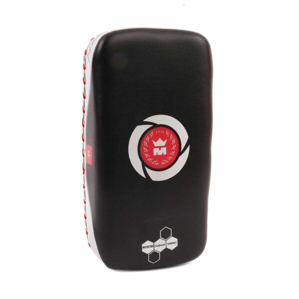 Pao Montana MP 3000 en PolyComposite Barex avec mousse multi-densité, poignées rivetées et double bande scratch. Excellente absorption des chocs et prise ferme pour un usage intensif.