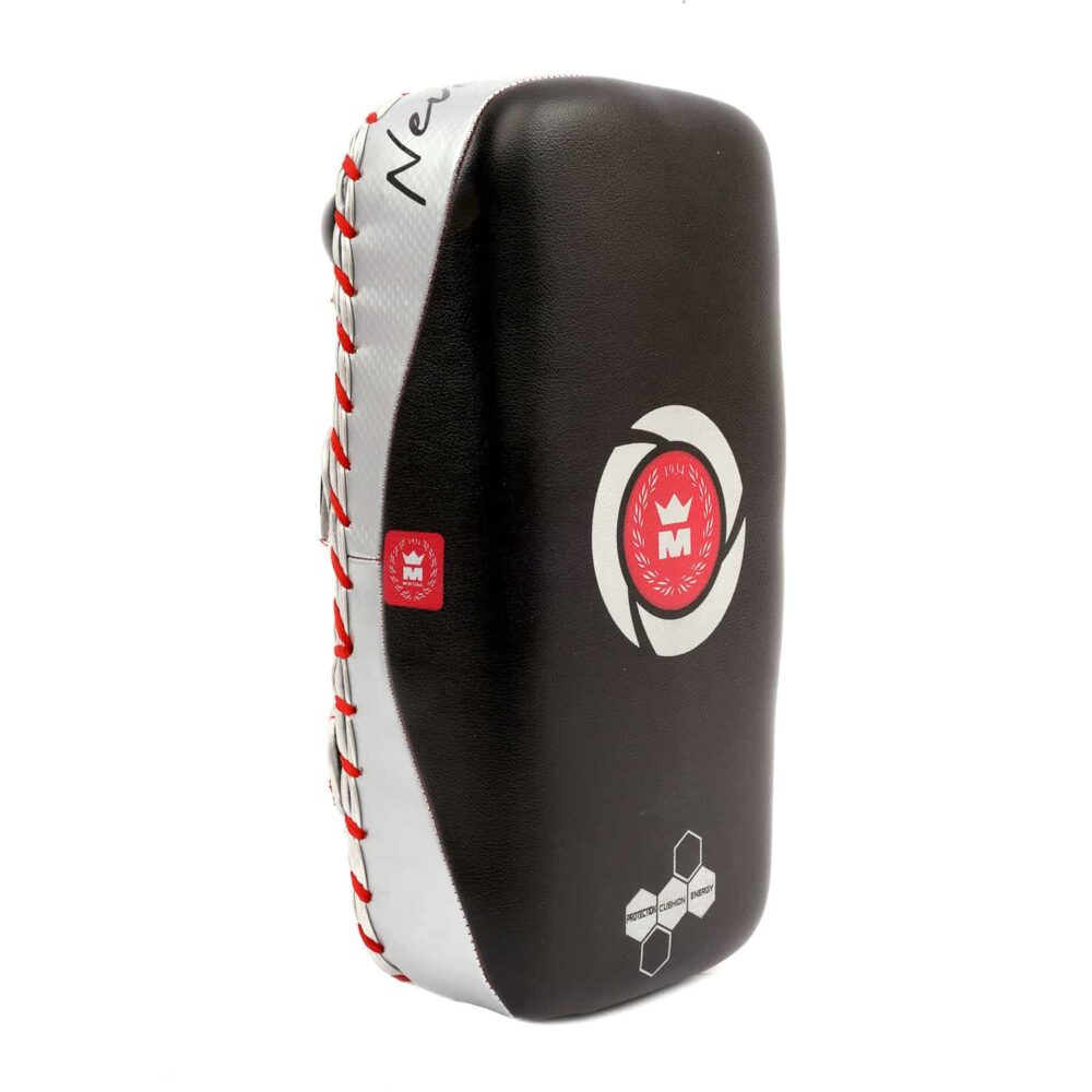 Pao Montana MP 3000 en PolyComposite Barex avec mousse multi-densité, poignées rivetées et double bande scratch. Excellente absorption des chocs et prise ferme pour un usage intensif.