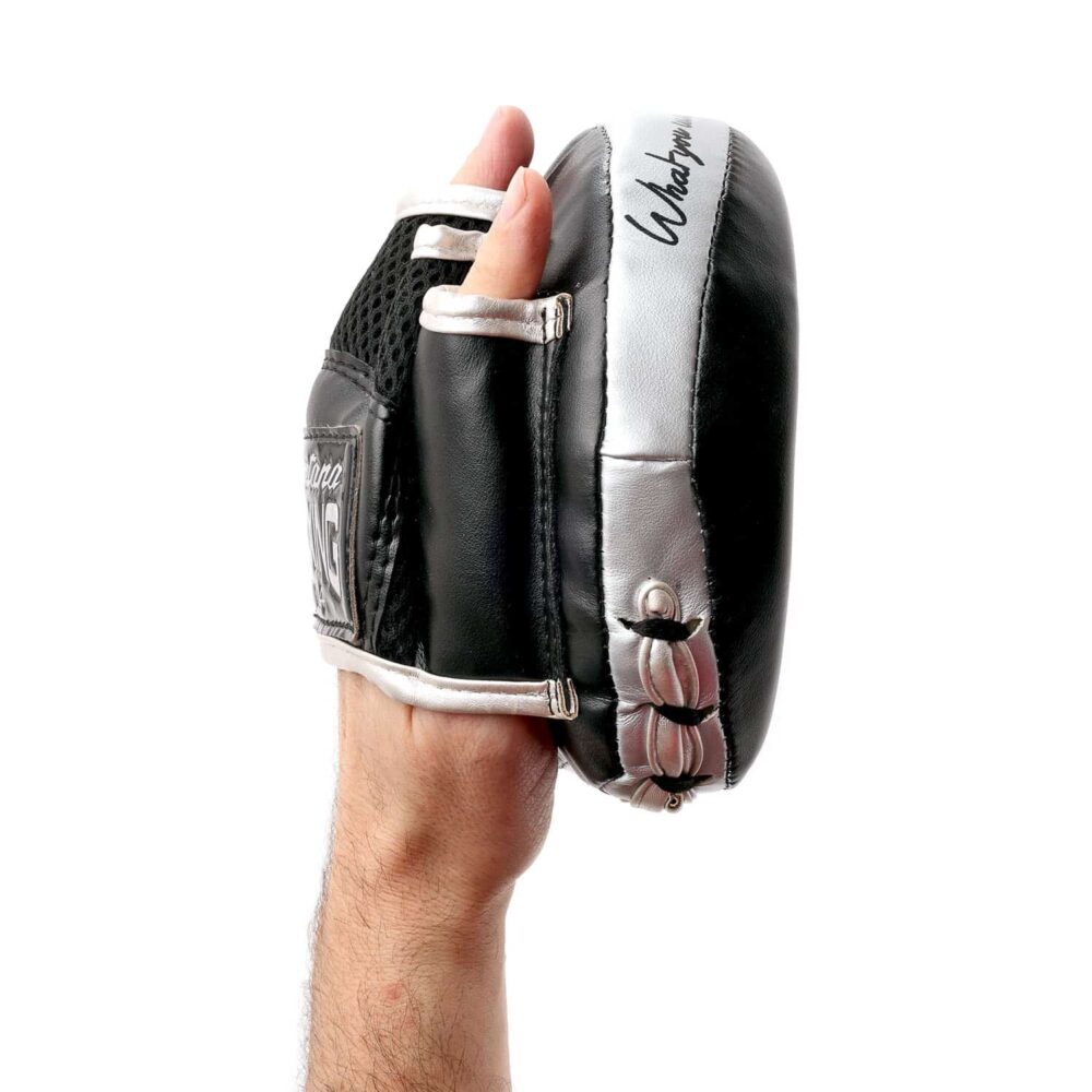 Pattes d’ours noires Montana RAZORLIGHT en PolyComposite, mini modèle incurvé avec mousse EVA 4 cm, parfaites pour l'entraînement rapide pieds-poings. Gant intégré "VENTIL'AIR" favorisant la ventilation de la main et l’évacuation de la transpiration.