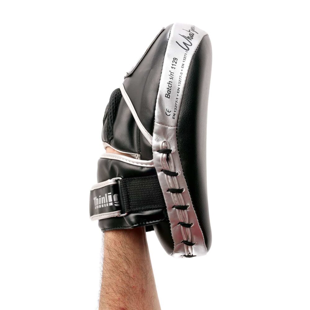 Pattes d’ours noires Montana THINLIGHT, structure incurvée compacte en PolyComposite avec mousse haute densité EVA, système "VENTIL'AIR" et "Gripp" pour une prise optimale et aérée. Renfort sur les doigts et le dessus de main.