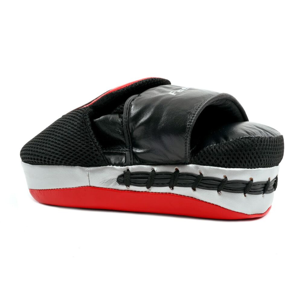 Pattes d’ours rouges Montana FASTPRO en cuir, ultra légères, absorbantes, avec Gripp et ventilation intégrée pour sessions de frappe intenses.