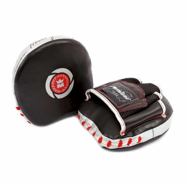 Pattes d’ours noires Montana RAZORLIGHT en PolyComposite, mini modèle incurvé avec mousse EVA 4 cm, parfaites pour l'entraînement rapide pieds-poings. Gant intégré "VENTIL'AIR" favorisant la ventilation de la main et l’évacuation de la transpiration.