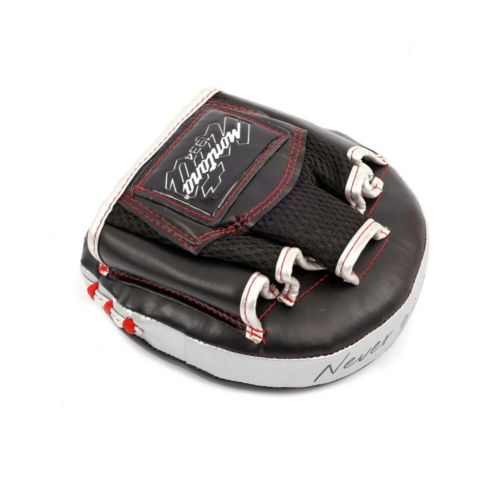 Pattes d’ours noires Montana RAZORLIGHT en PolyComposite, mini modèle incurvé avec mousse EVA 4 cm, parfaites pour l'entraînement rapide pieds-poings. Gant intégré "VENTIL'AIR" favorisant la ventilation de la main et l’évacuation de la transpiration.
