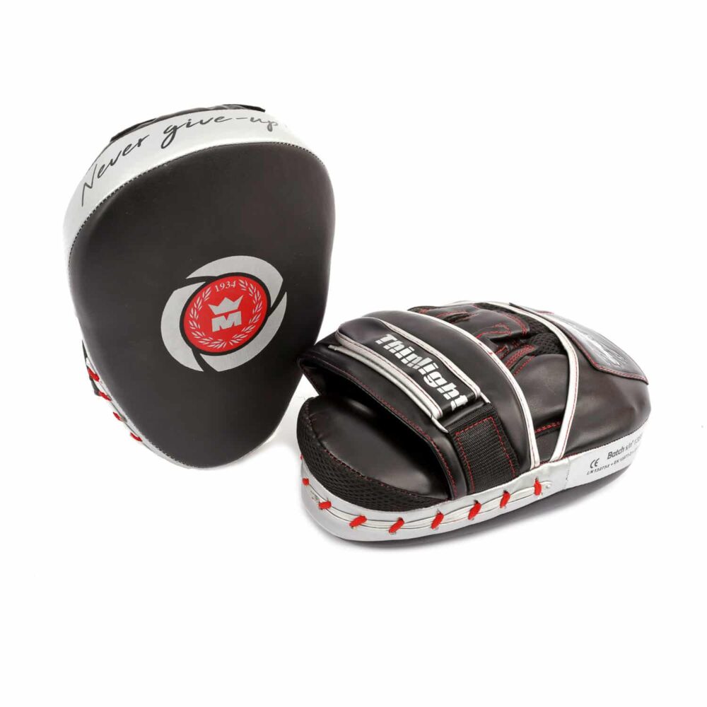 Pattes d’ours noires Montana THINLIGHT, structure incurvée compacte en PolyComposite avec mousse haute densité EVA, système "VENTIL'AIR" et "Gripp" pour une prise optimale et aérée. Renfort sur les doigts et le dessus de main.