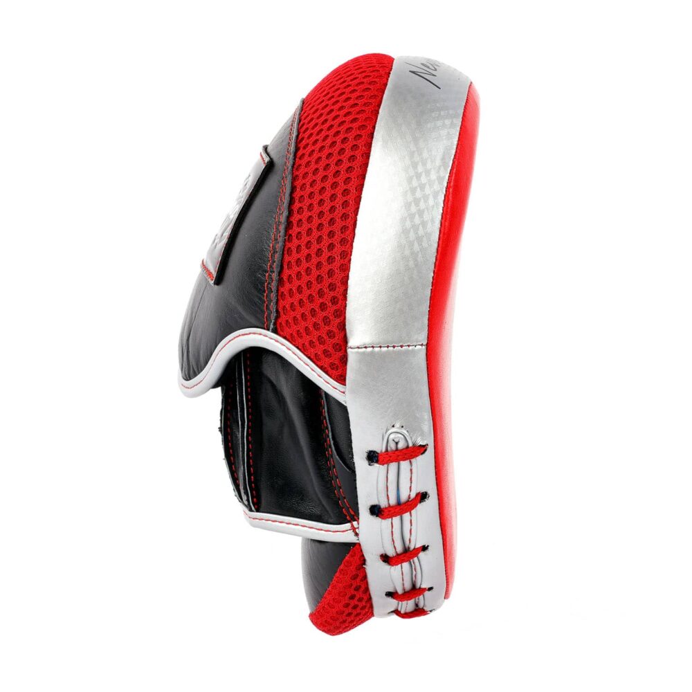 Pattes d’ours rouges Montana RAZORPRO en cuir de buffle, système VENTIL’AIR et mousse EVA, idéales pour l’entraînement technique et rapide.