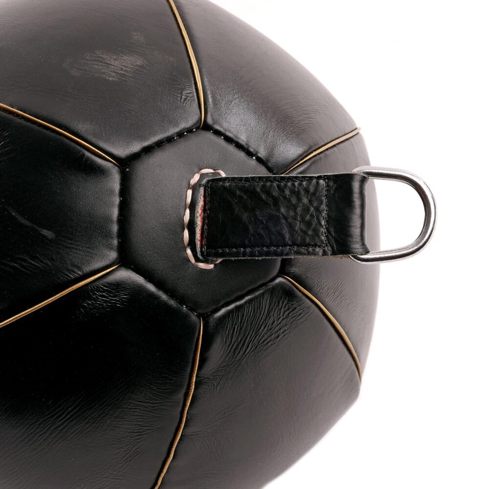 Poire de vitesse en cuir noir lisse avec coutures visibles et vessie latex, pour un travail de frappe rapide et fluide.
