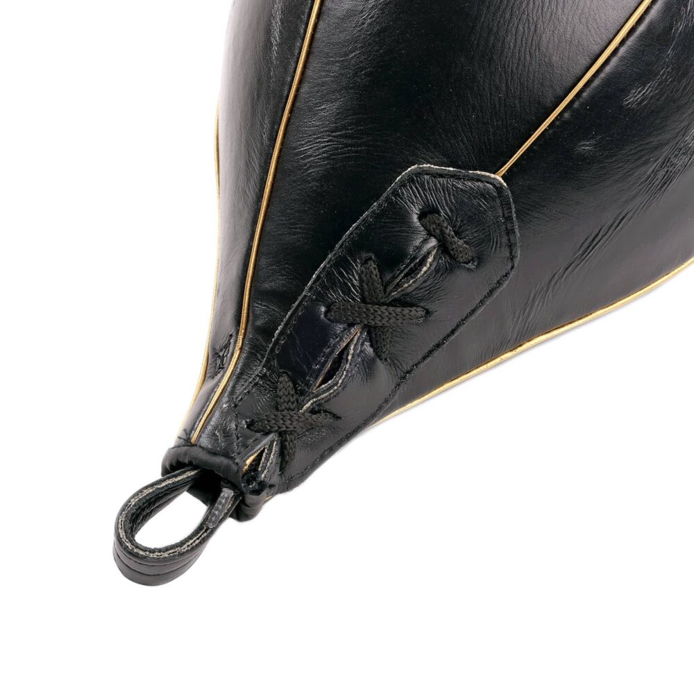 Poire de vitesse en cuir noir lisse avec coutures visibles et vessie latex, pour un travail de frappe rapide et fluide.