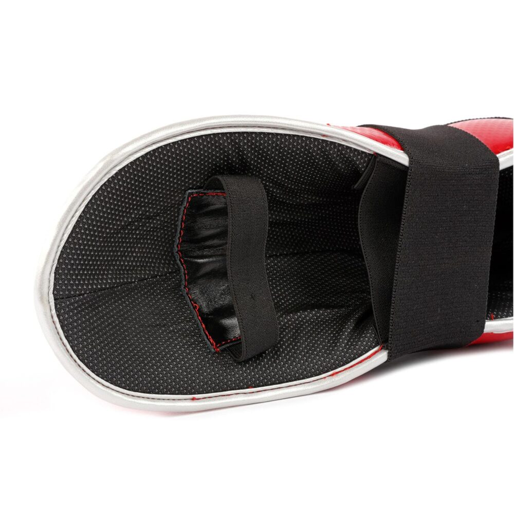 Protège-pieds rouges FOOTGUARD avec structure légère, absorption des chocs optimale et fermeture X élastique, conçus pour le MMA, certifiés CE.