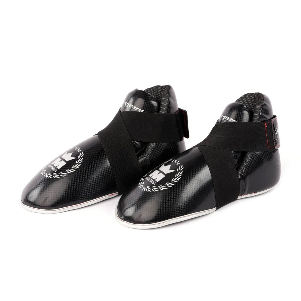 Protège-pieds noirs FOOTGUARD en PolyComposite avec mousse préformée, bande élastique en X et homologation CE, idéal pour le MMA et le kick-boxing.