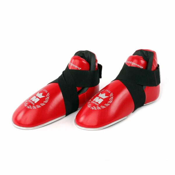 Protège-pieds rouges FOOTGUARD avec structure légère, absorption des chocs optimale et fermeture X élastique, conçus pour le MMA, certifiés CE.