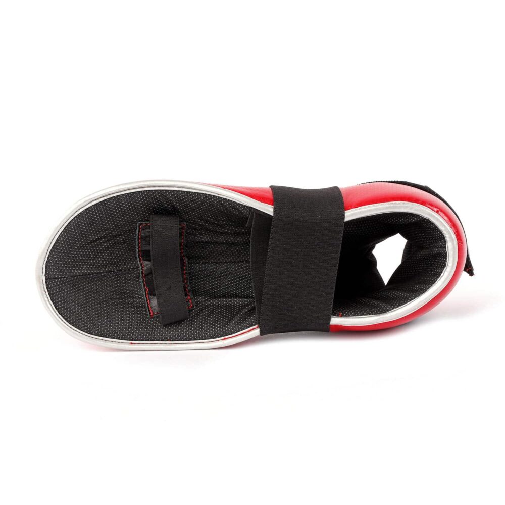Protège-pieds rouges FOOTGUARD avec structure légère, absorption des chocs optimale et fermeture X élastique, conçus pour le MMA, certifiés CE.