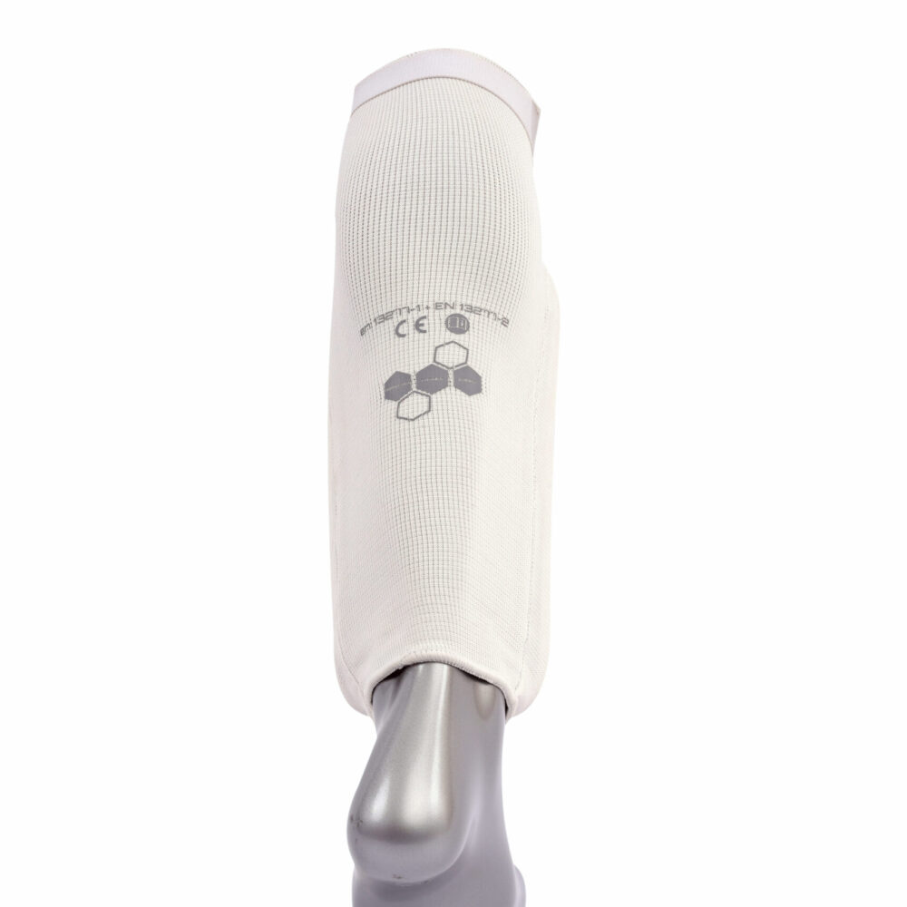 Protège-tibias blanc MK80 en coton élastique pour un confort respirant, avec mousse dense, fermeture scratch et certification CE pour une pratique sécurisée.