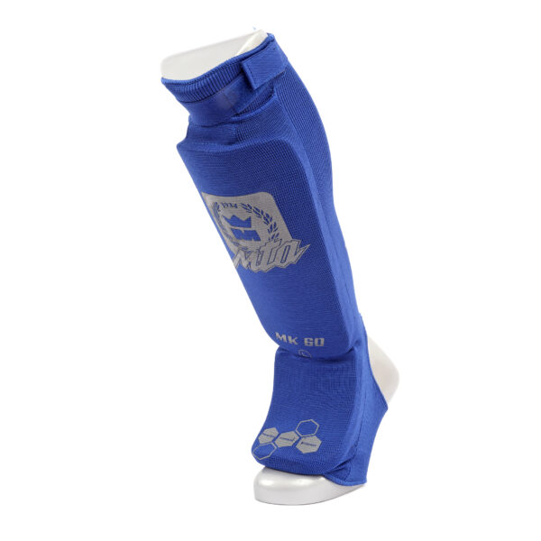 Protège tibias et pied MK60 bleu en coton élastique, idéal pour les arts martiaux avec mousse absorbante, scratch sécurisé et homologation CE.