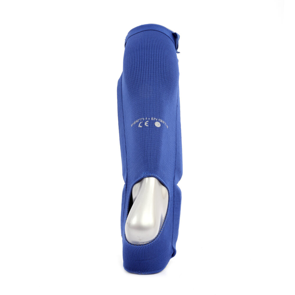 Protège tibias et pied MK60 bleu en coton élastique, idéal pour les arts martiaux avec mousse absorbante, scratch sécurisé et homologation CE.