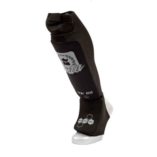 Protège tibias et pied MK60 noir en coton avec mousse haute densité, parfait pour une couverture complète à l’entraînement, fermeture scratch et certification CE.