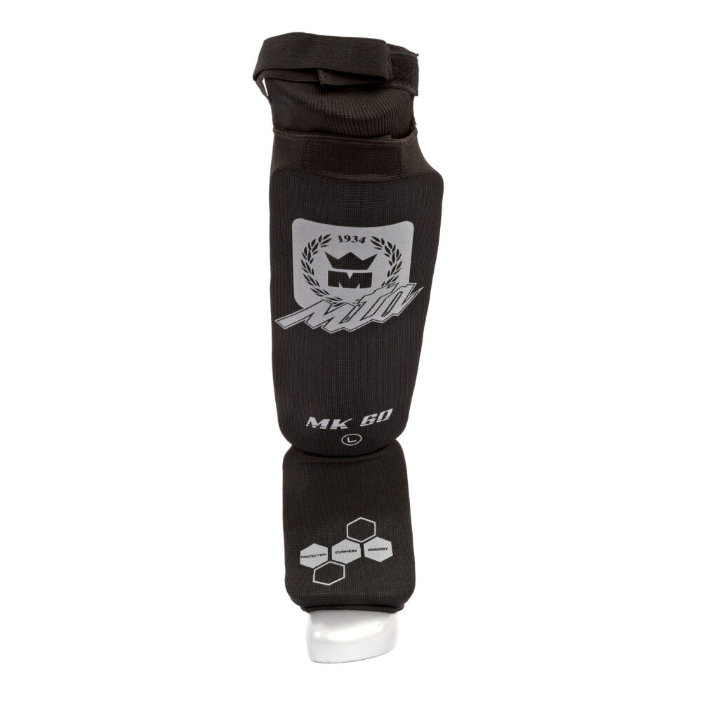 Protège tibias et pied MK60 noir en coton avec mousse haute densité, parfait pour une couverture complète à l’entraînement, fermeture scratch et certification CE.