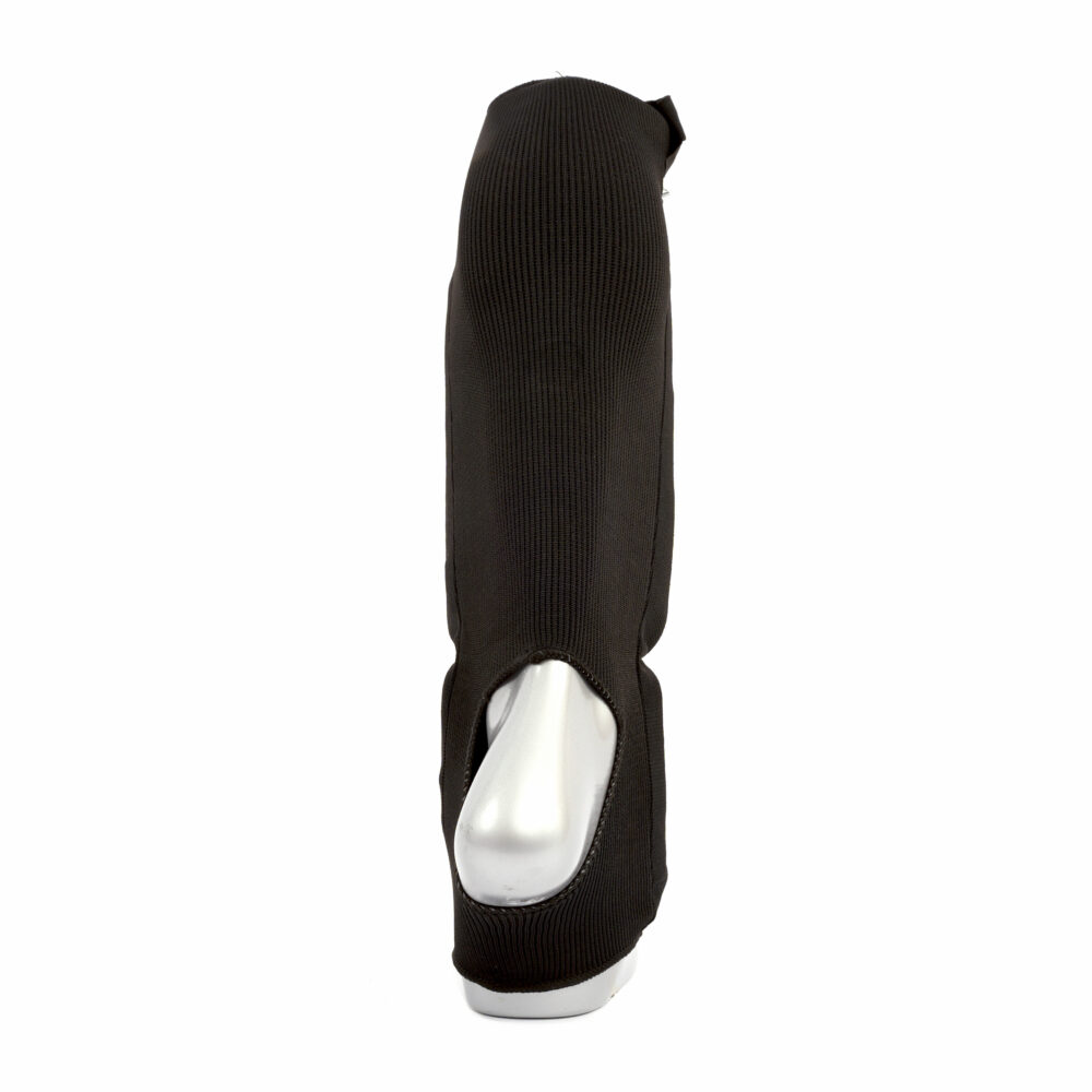 Protège tibias et pied MK60 noir en coton avec mousse haute densité, parfait pour une couverture complète à l’entraînement, fermeture scratch et certification CE.