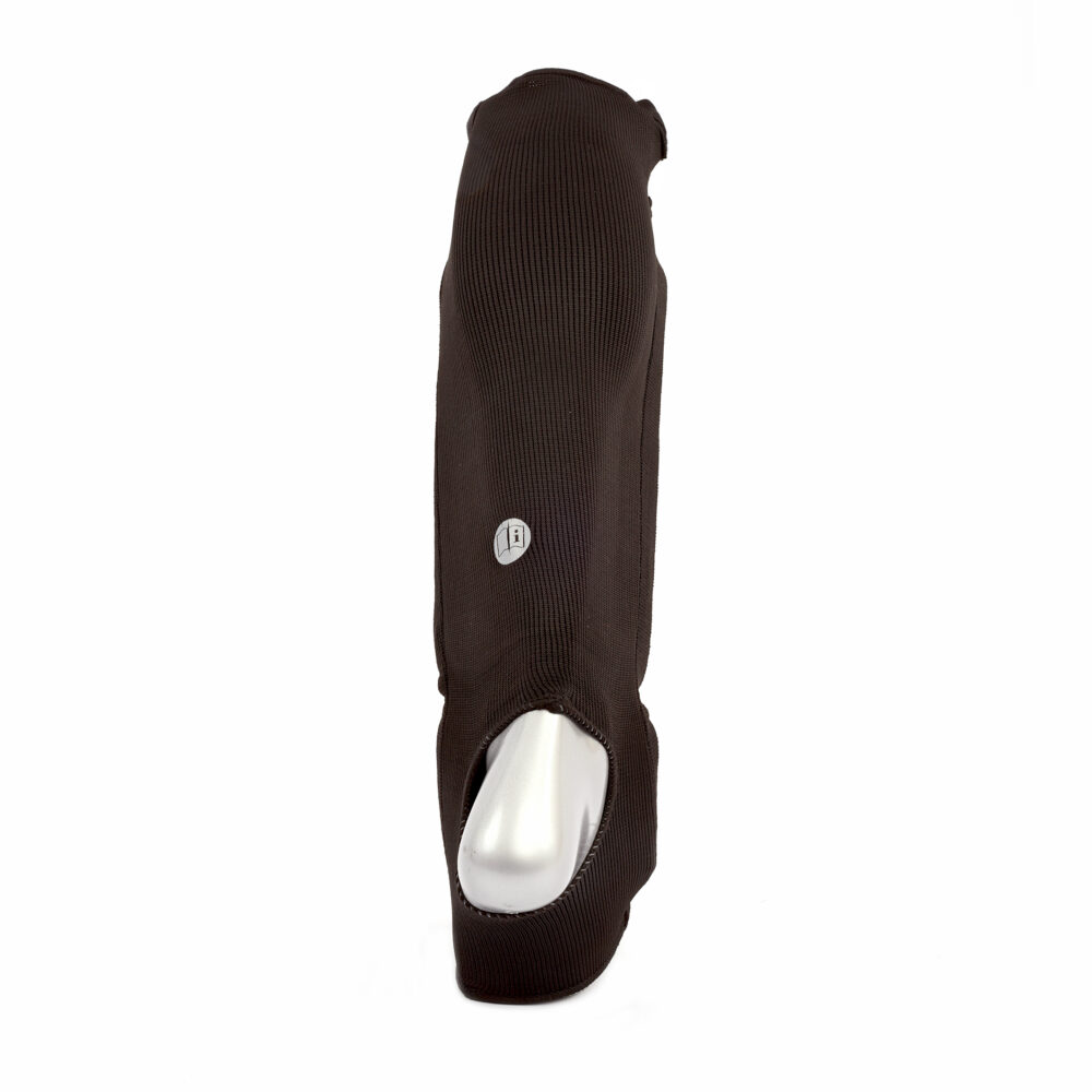 Protège tibias MK50 Absorb noir avec coup de pied intégré, mousse dense et renforts, conçu pour une absorption maximale pendant les entraînements intensifs.