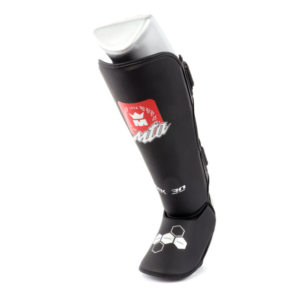 Protège tibias Montana MK30 noirs avec coup de pied, mousse rigide et confort antibactérien, conçu pour une protection intégrale en sport de combat, certifié CE.