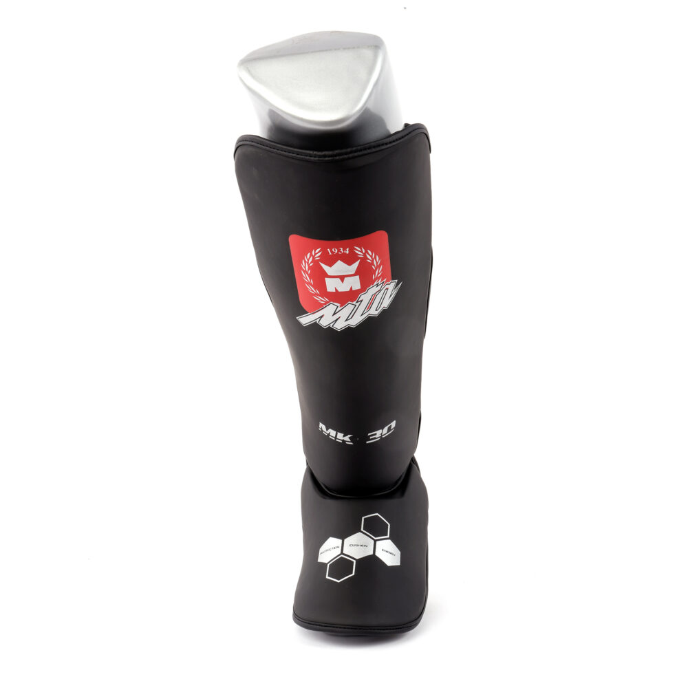 Protège tibias Montana MK30 noirs avec coup de pied, mousse rigide et confort antibactérien, conçu pour une protection intégrale en sport de combat, certifié CE.