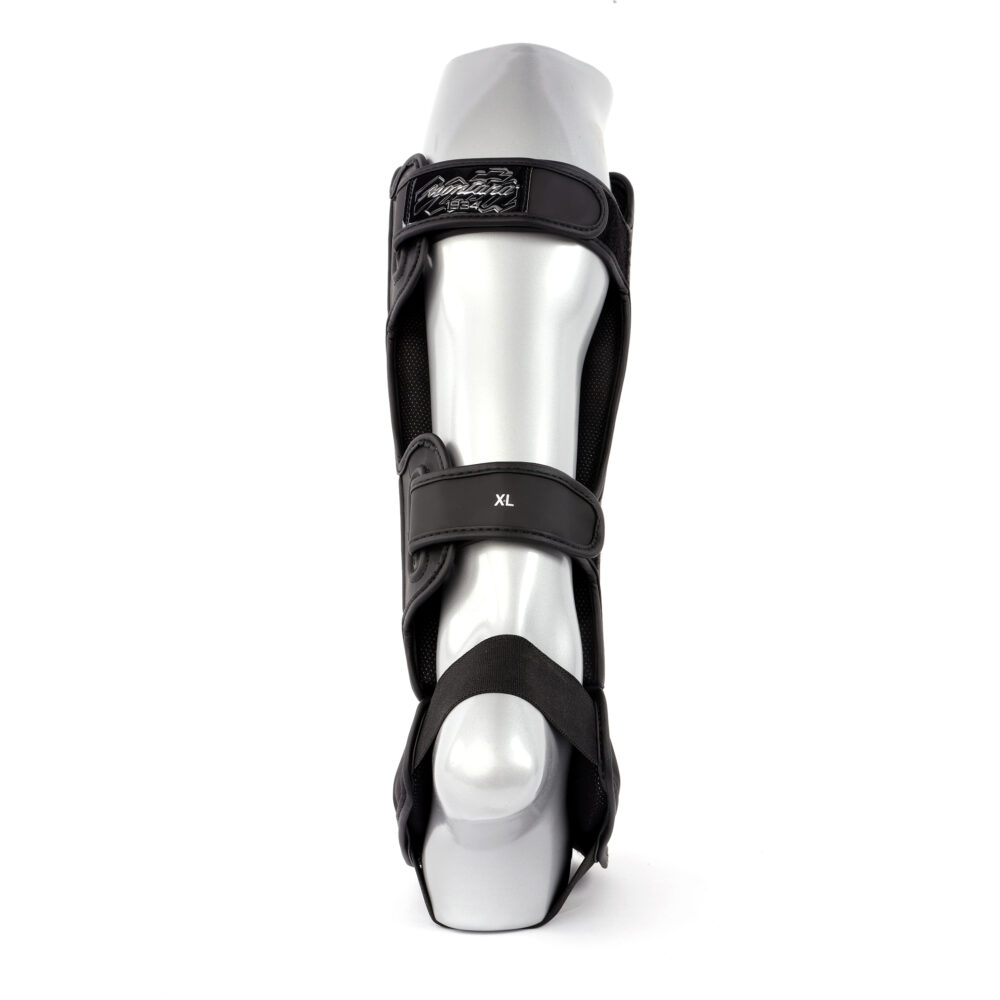 Protège tibias Montana MK30 noirs avec coup de pied, mousse rigide et confort antibactérien, conçu pour une protection intégrale en sport de combat, certifié CE.