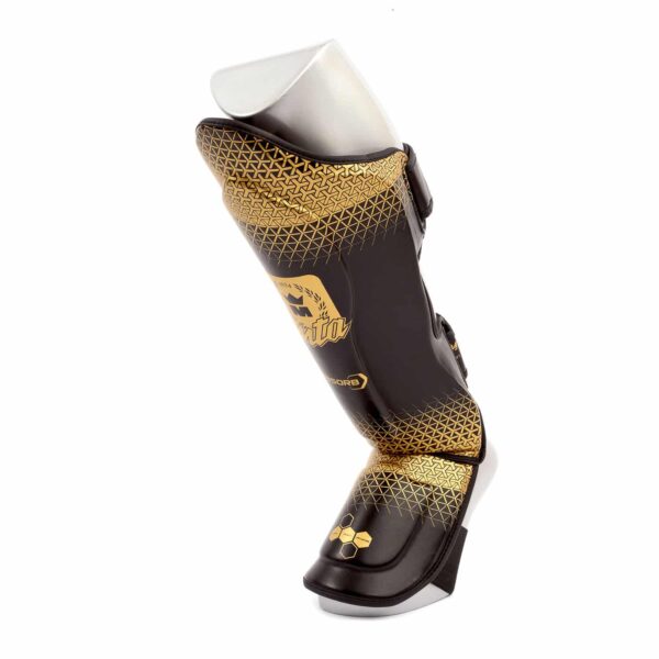 Protège tibias Montana noir et jaune MK PROTECT NewCode avec insert Absorb, confort antibactérien et mousse dense pour une protection maximale lors des combats, homologué CE.