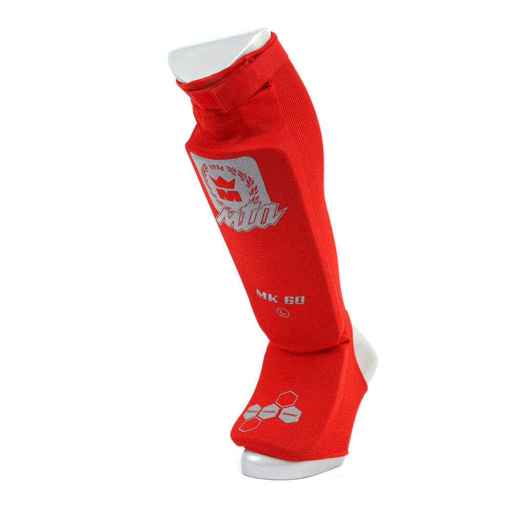 Protège tibias rouge MK60 avec pied intégré, confort coton et absorption renforcée, système de serrage scratch et certification CE pour les sports de combat.