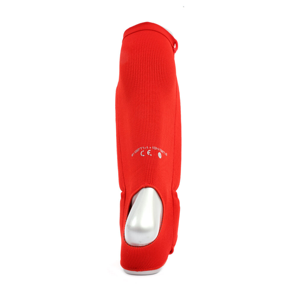 Protège tibias rouge MK60 avec pied intégré, confort coton et absorption renforcée, système de serrage scratch et certification CE pour les sports de combat.