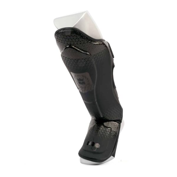 Protège tibias Stealth MK PROTECT en PolyComposite avec mousse renforcée, doublure antibactérienne et fermeture scratch, conçu pour les entraînements intensifs, certifié CE.