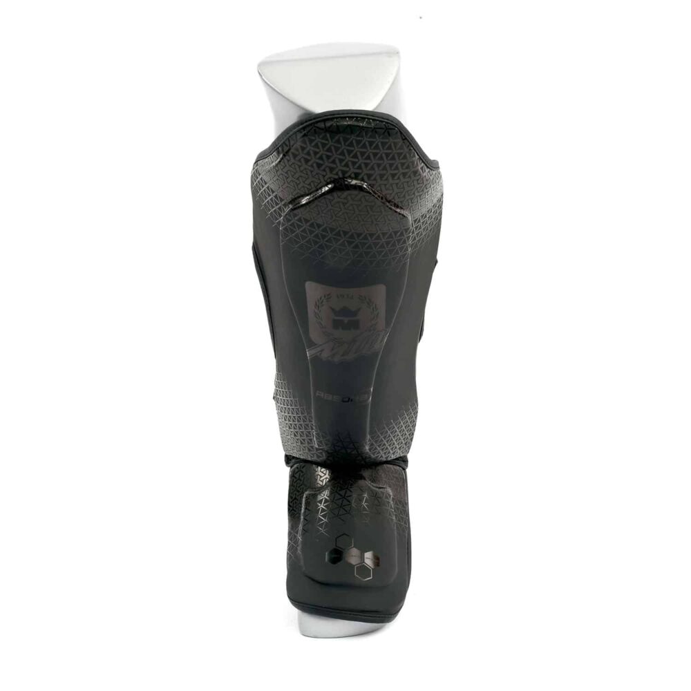 Protège tibias Stealth MK PROTECT en PolyComposite avec mousse renforcée, doublure antibactérienne et fermeture scratch, conçu pour les entraînements intensifs, certifié CE.