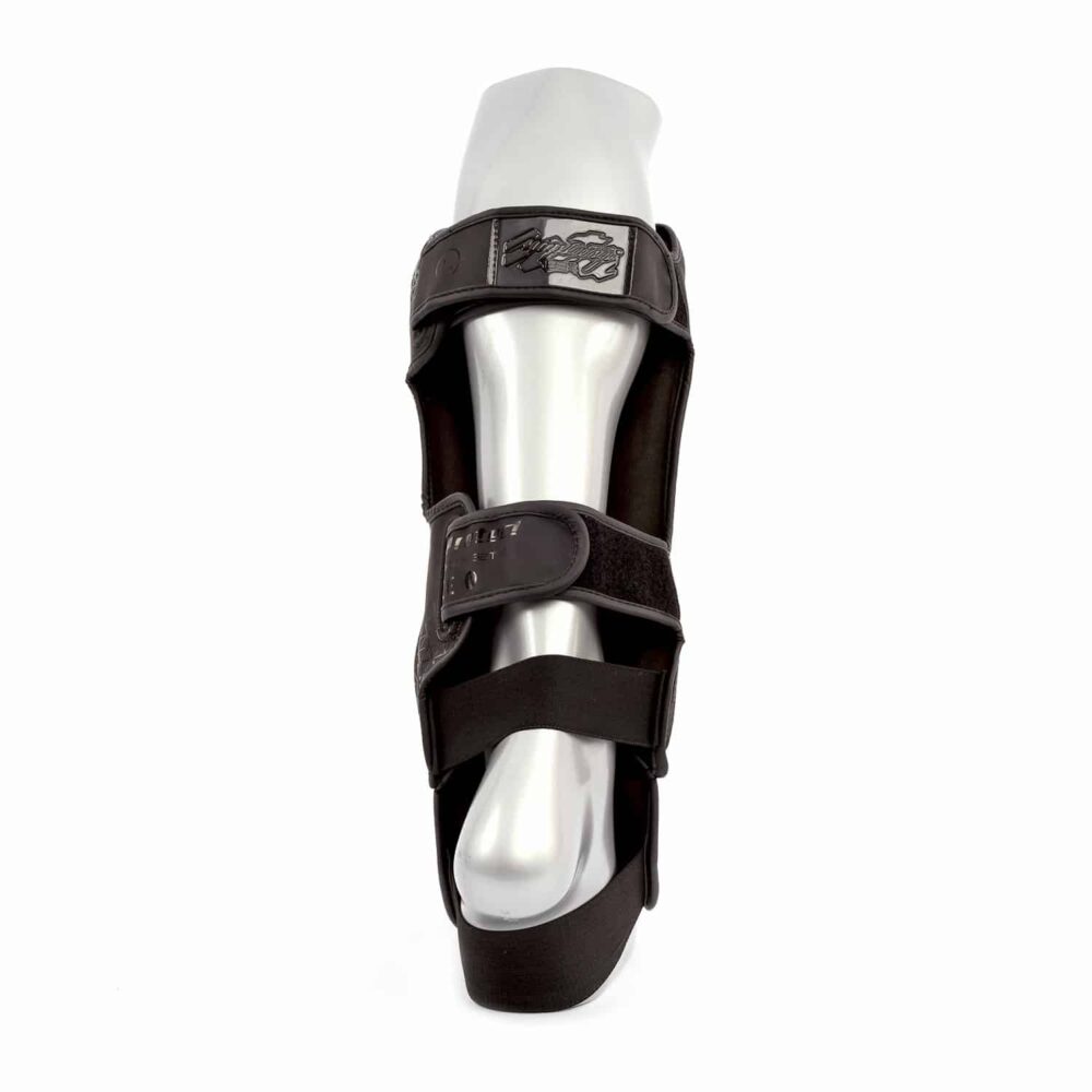 Protège tibias Stealth MK PROTECT en PolyComposite avec mousse renforcée, doublure antibactérienne et fermeture scratch, conçu pour les entraînements intensifs, certifié CE.