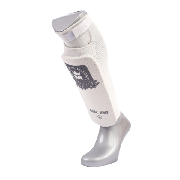 Protège-tibias blanc MK80 en coton élastique pour un confort respirant, avec mousse dense, fermeture scratch et certification CE pour une pratique sécurisée.