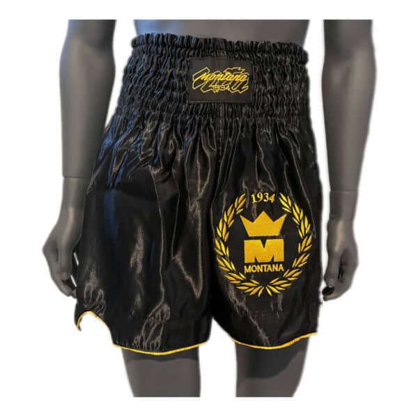 Short de boxe noir MULTIBOX NewCode en satin polyester, coupe classique adaptée au Kick et Muay Thai, confortable et léger.