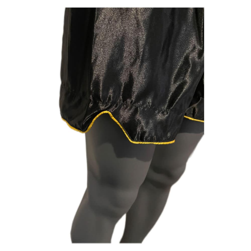 Short de boxe noir MULTIBOX NewCode en satin polyester, coupe classique adaptée au Kick et Muay Thai, confortable et léger.