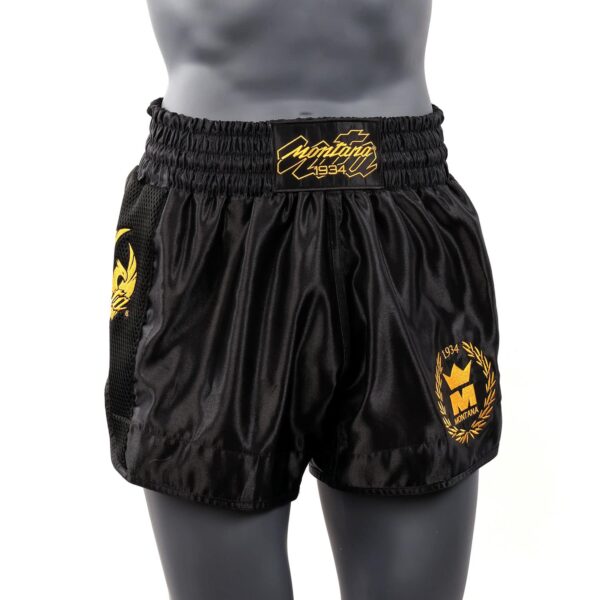 Short Muay Thai noir NewCode en satin polyester, avec bande latérale mesh VENTIL’AIR pour une meilleure ventilation, large ouverture et ceinture élastique.