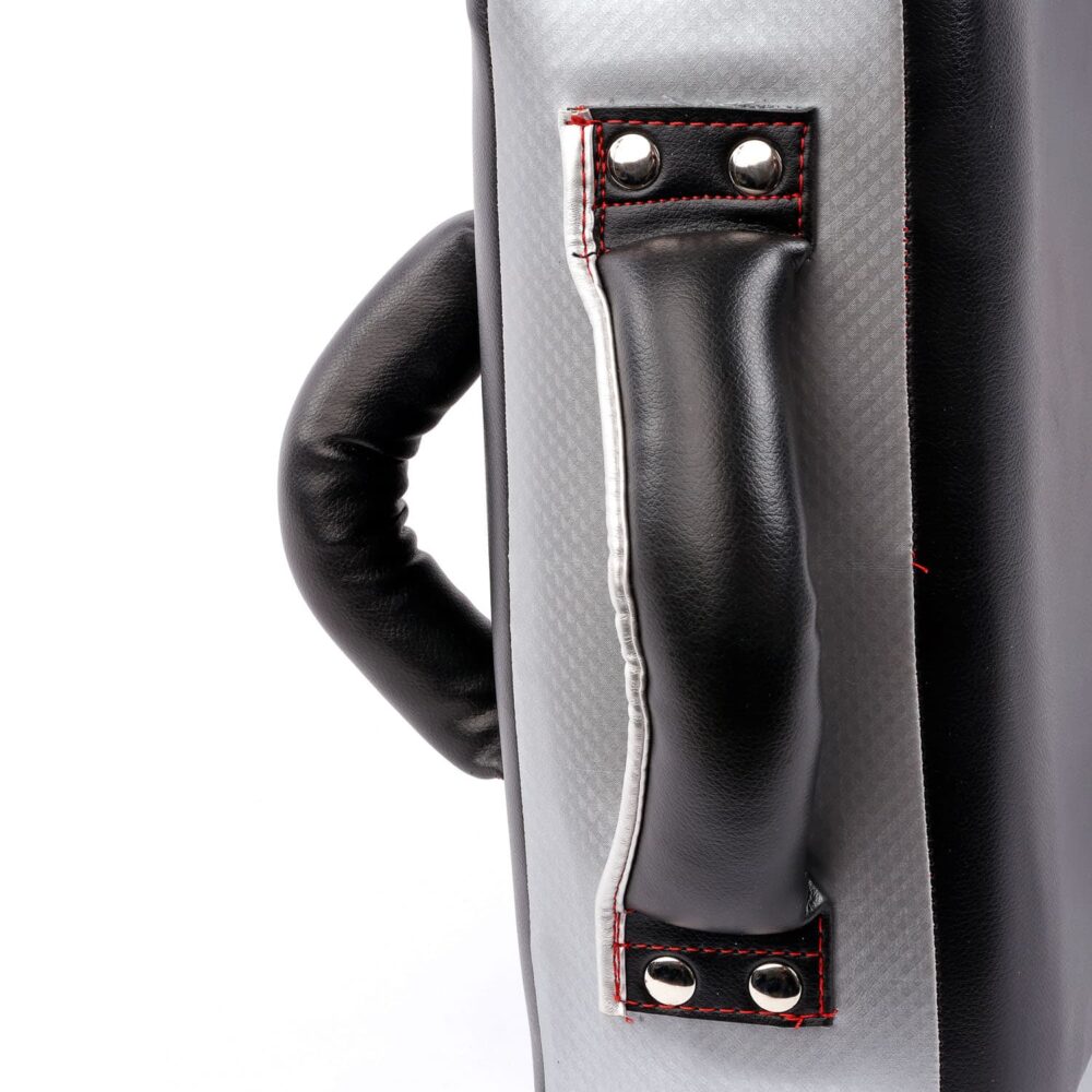 Vue poignée du bouclier Montana SHIELD BCL, forme incurvée pour absorber les chocs, poignées ergonomiques facilitant la manipulation dans toutes les positions.
