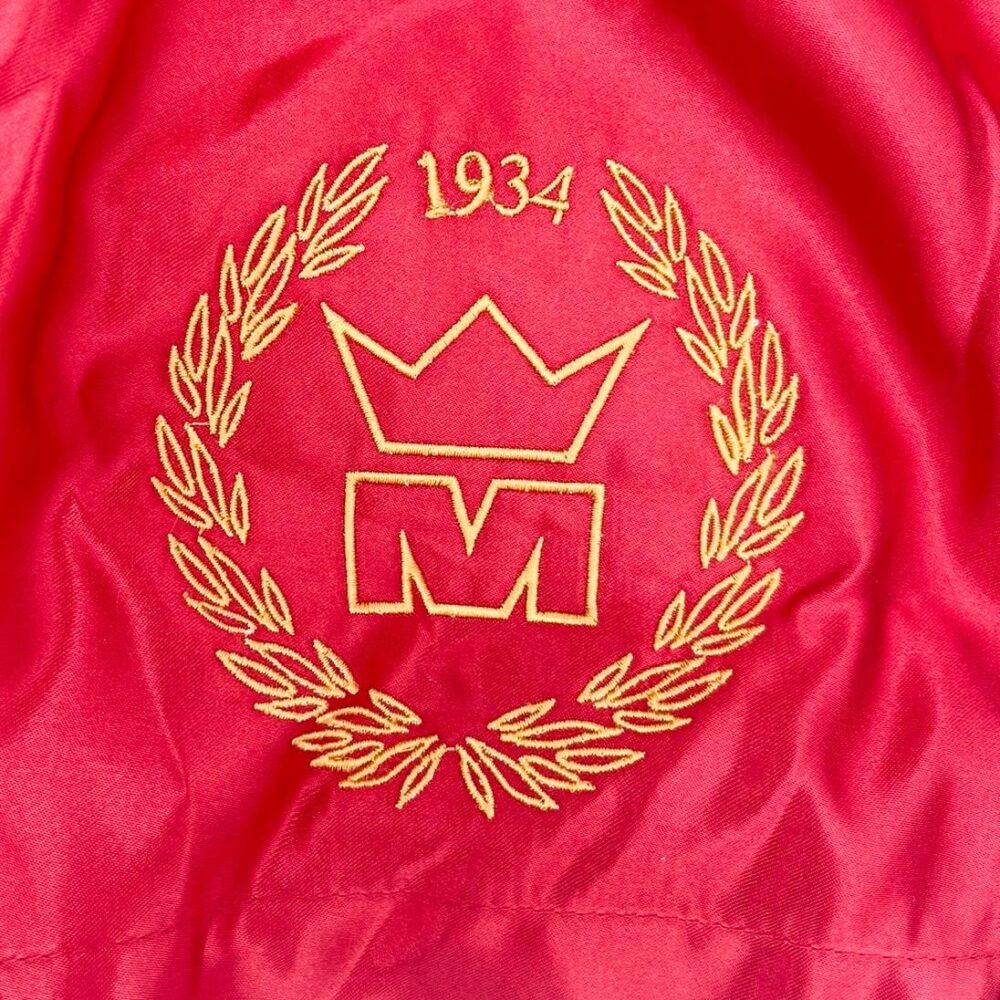 Short Muay Thai rouge NewCode en satin polyester, avec bande latérale mesh VENTIL’AIR pour une meilleure ventilation, large ouverture et ceinture élastique.