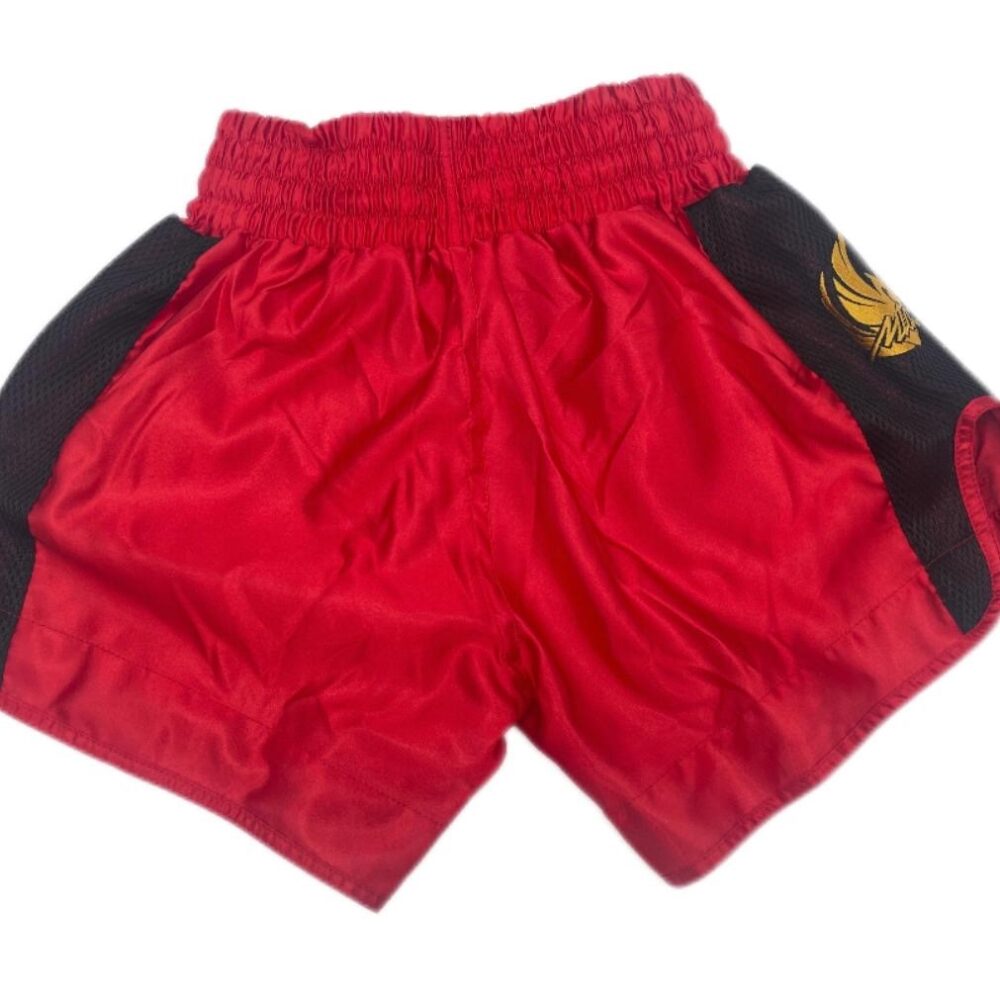 Short Muay Thai rouge NewCode en satin polyester, avec bande latérale mesh VENTIL’AIR pour une meilleure ventilation, large ouverture et ceinture élastique.