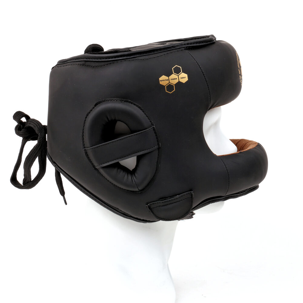 Casque de boxe noir Montana FACE PROTECTOR NewCode vu de profil, montrant la protection des pommettes, l’ouverture auriculaire et le lacet de serrage.