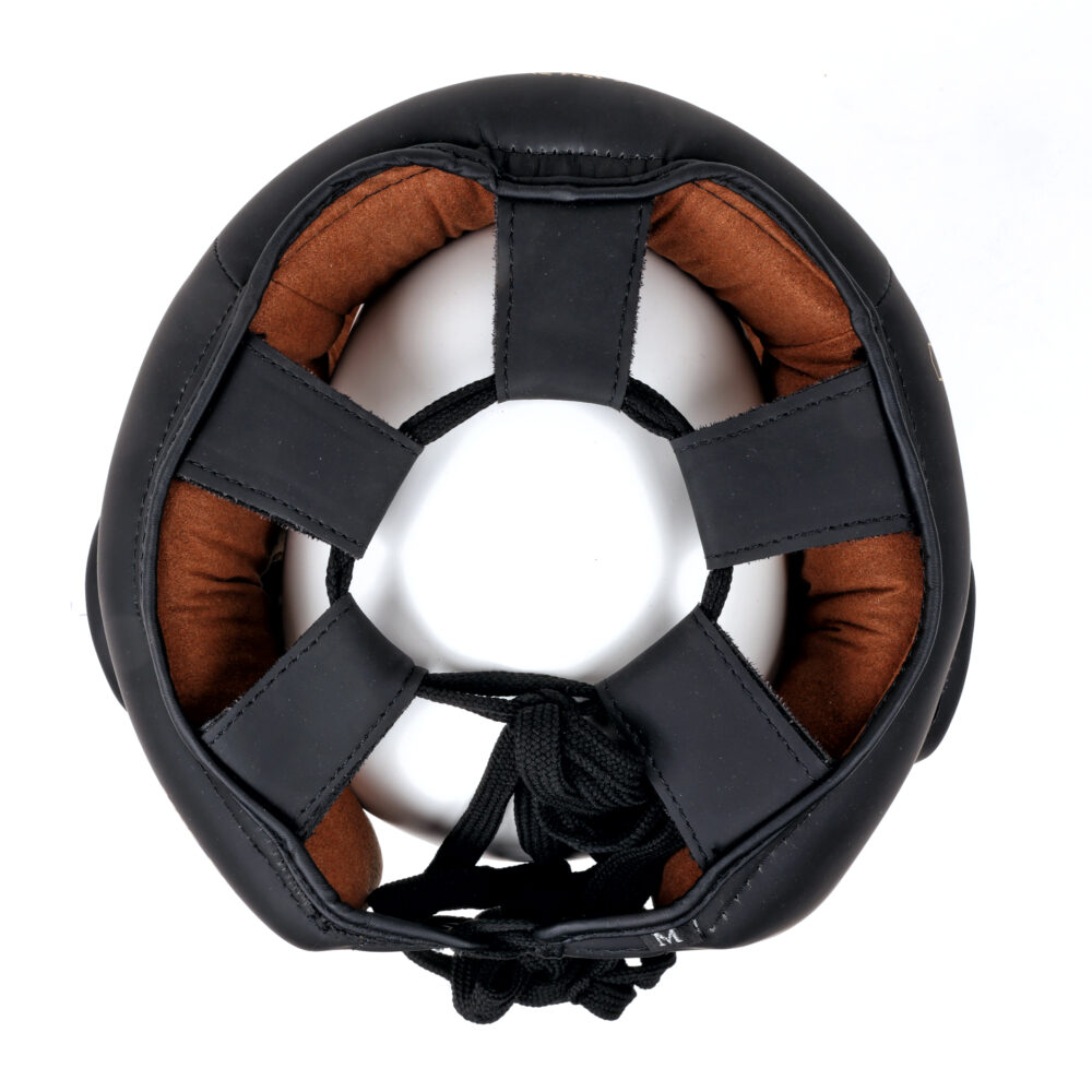 Vue de dessus du casque de boxe Montana FACE PROTECTOR NewCode, montrant la doublure intérieure en cuir marron et la protection du sommet du crâne.