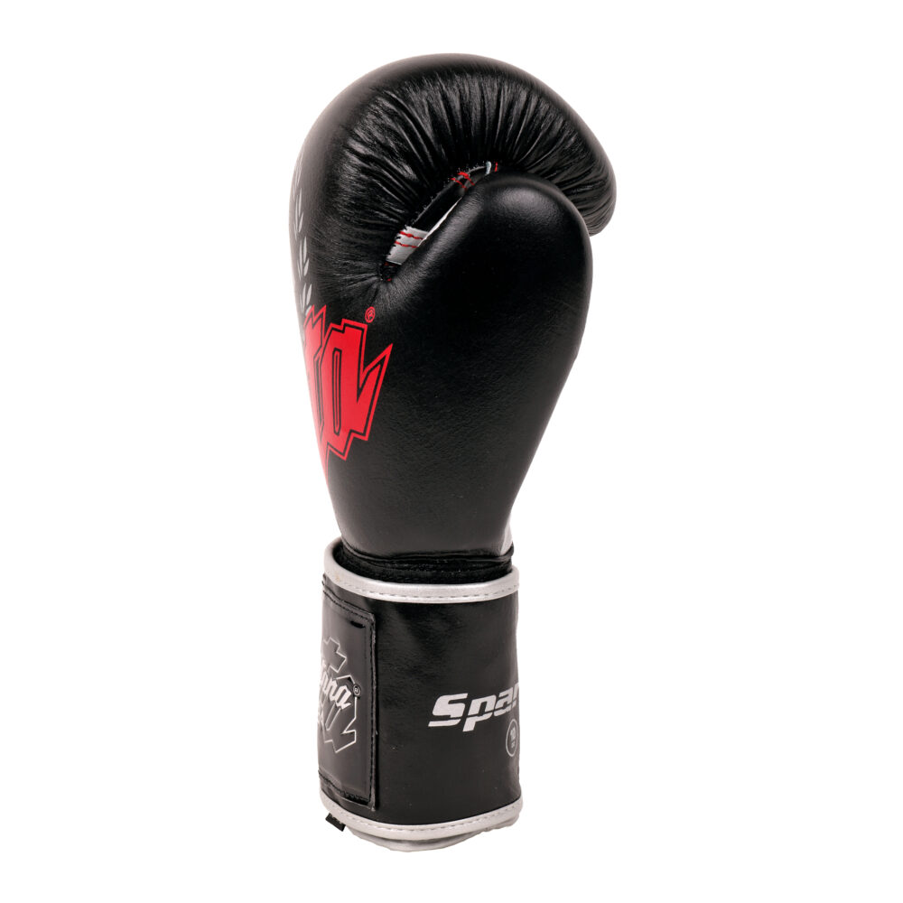 Gant de boxe noir Montana SPARRING Identity vu de profil, poing fermé, avec le lettrage Sparring sur la manchette et la courbure de la mousse multicouches.