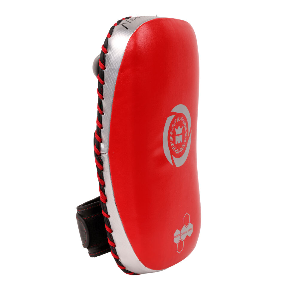 Pao de boxe rouge Montana PaoPro en cuir de buffle, conçu pour le confort du coach avec absorbeur avant-bras, prise ergonomique et insert confort amortissant.
