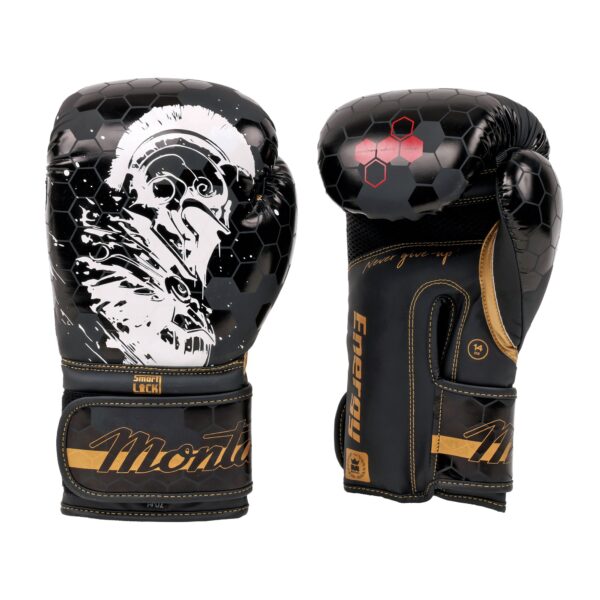Paire de gants de boxe noirs Montana ENERGY Spartiate, vue de dos et de profil, avec le casque de guerrier spartiate imprimé en blanc, le camouflage hexagonal et les finitions dorées.