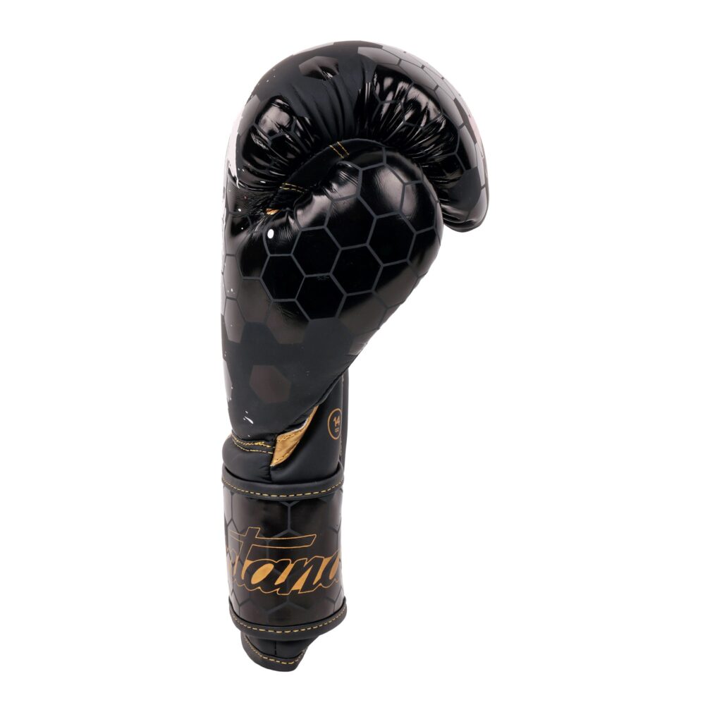 Gant de boxe noir Montana ENERGY Spartiate vu de profil, poing fermé, révélant la courbure Roll Gripp du bloc mousse INJECT'PROTECT et le motif hexagonal camouflage.