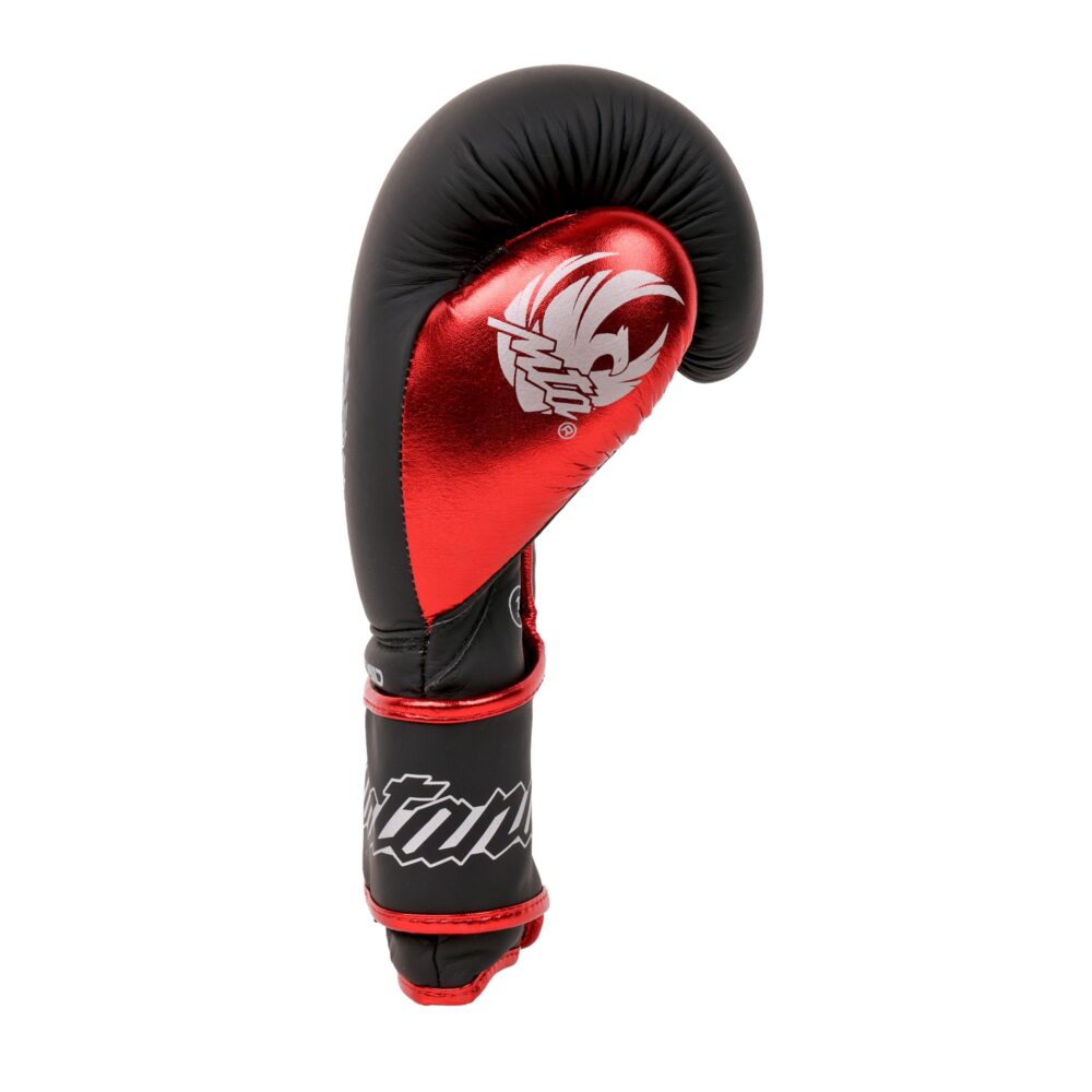 Gant de boxe Montana VICTORY Identity vu de profil, poing fermé, avec le phénix imprimé sur le flanc rouge métallisé et la courbure Roll Gripp du bloc mousse.