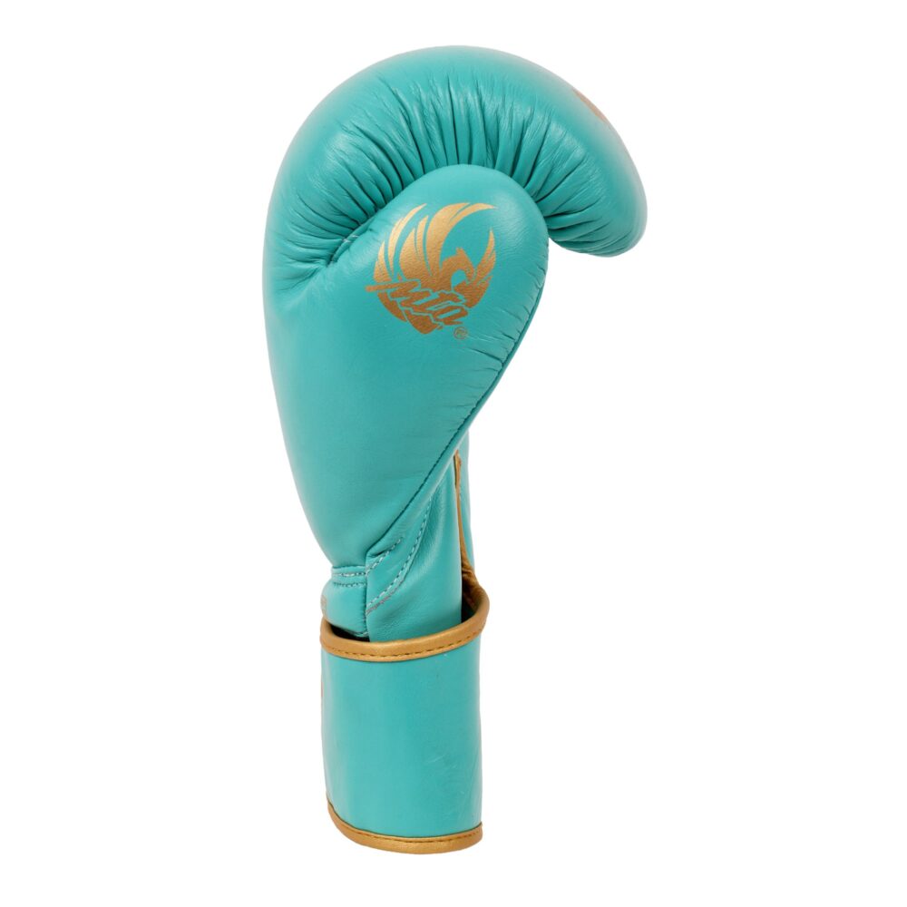 Gant de boxe turquoise Montana VICTORY Limited lagoon vu de profil, poing fermé, avec le phénix doré imprimé sur le flanc et la courbure Roll Gripp du bloc mousse.